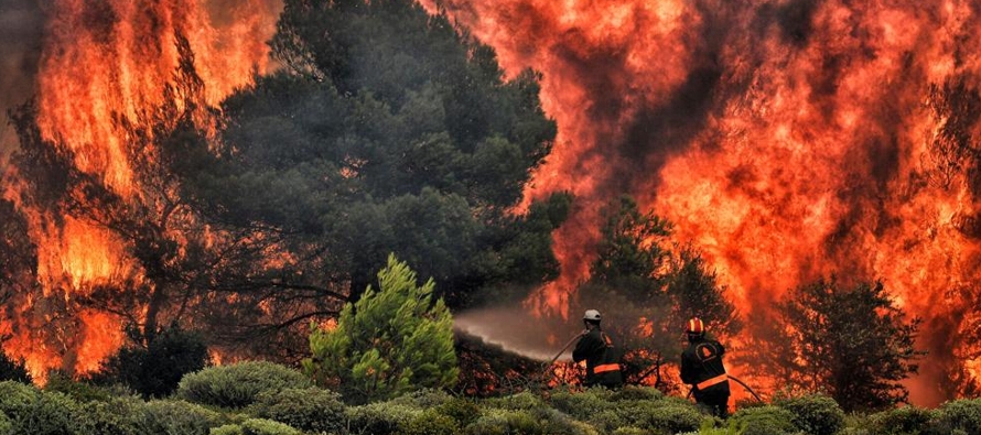 El servicio de bomberos de Grecia estaba combatiendo cuatro fuertes incendios en diferentes puntos...