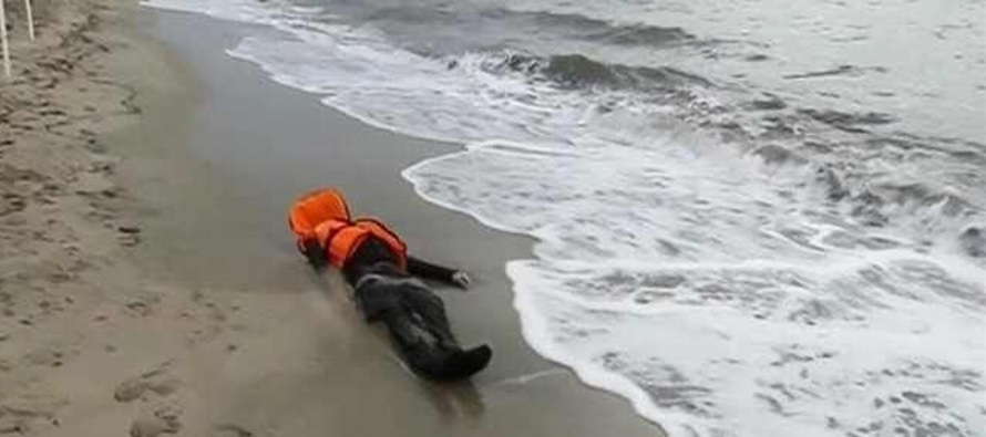 Los cadáveres se encontraron en la madrugada del lunes en la localidad costera de Akhfennir,...