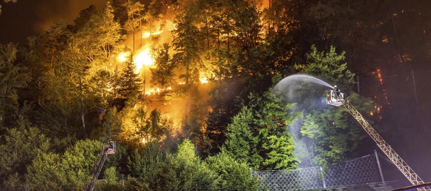 El gran incendio en el distrito de Elbe-Elster ha destruido unas 850 hectáreas y se...