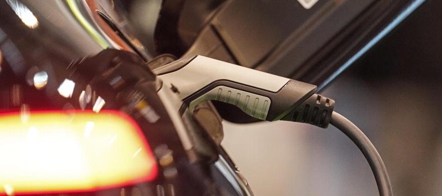 Actualmente los compradores de autos eléctricos reciben un incentivo de hasta 6,000 euros...