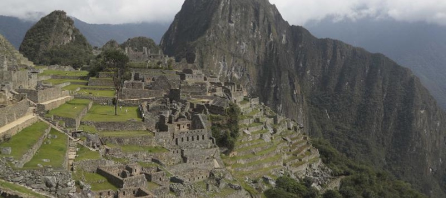 Cientos de turistas bloquearon una vía de tren cercana a Machu Picchu en protesta porque los...