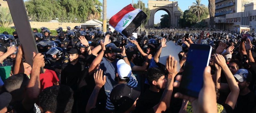 A primera hora del día, los manifestantes irrumpieron en la Zona Verde de Bagdad, que...