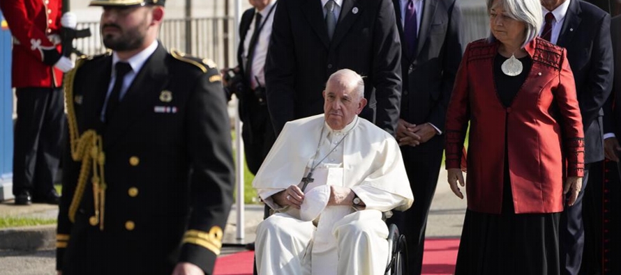 El papa se disculpó el lunes por la “maldad” del personal eclesiástico...