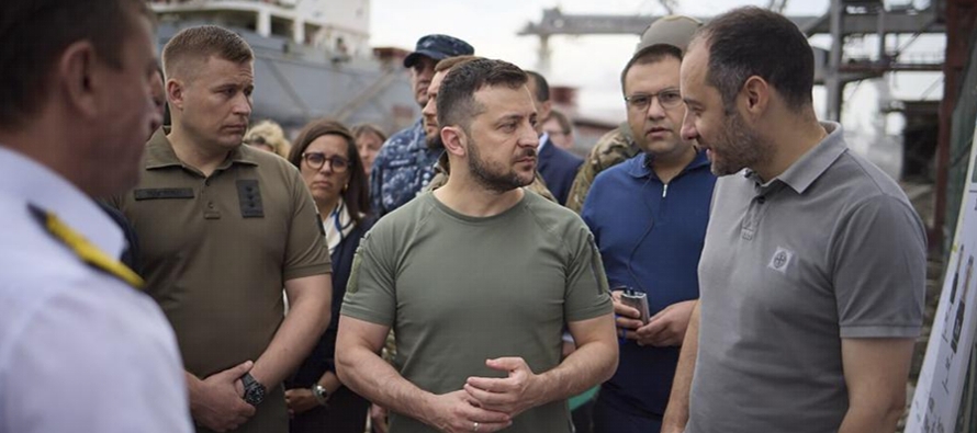 Durante la visita presidencial al puerto en la zona de Odesa, se vio a trabajadores que preparaban...