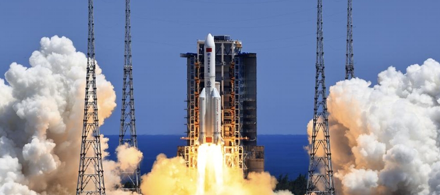 La mayor parte del cohete Larga Marcha-5B se consumió al entrar en la atmósfera a las...