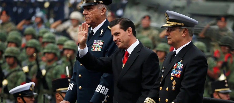 Alejandro Gertz Manero, el fiscal general de México, a la derecha, ha sido objeto de...