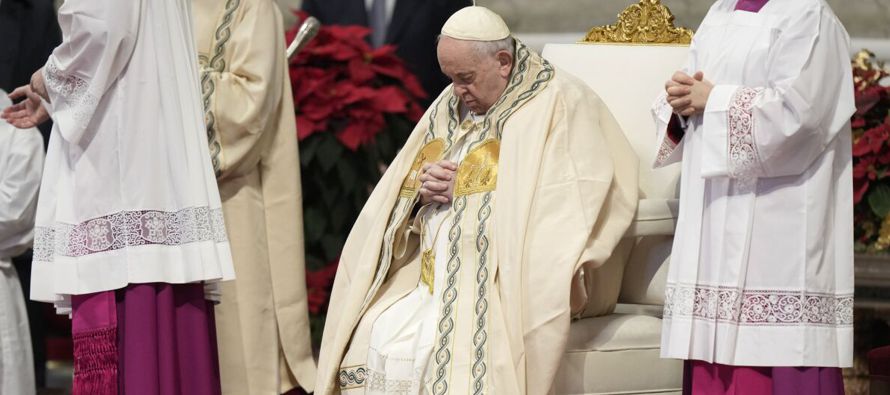 Francisco parecía cansado y se sentó con la cabeza inclinada al comenzar la misa del...