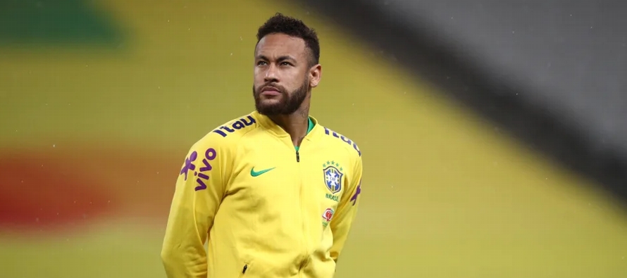 El padre de Neymar llegó al mediodía al césped del estadio Vila Belmiro, en la...