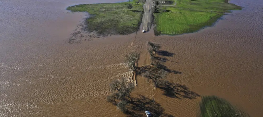 En el sur de California, varias personas fueron rescatadas luego de que las aguas inundaron...