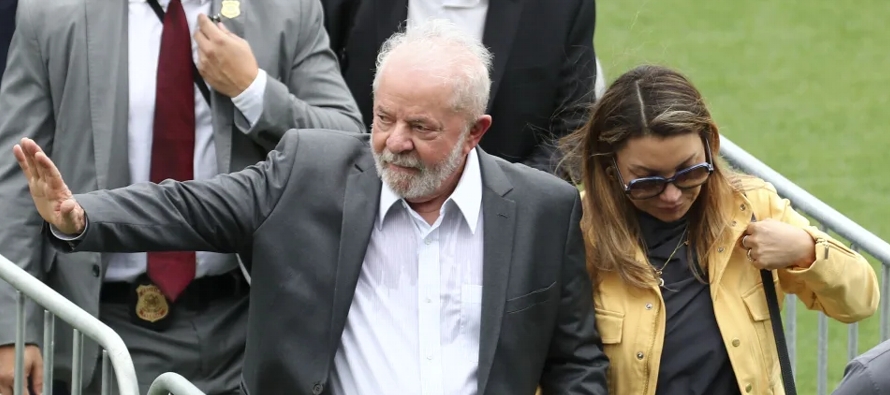 Lula, acompañado de la primera dama, Rosângela 'Janja' da Silva, y de una...