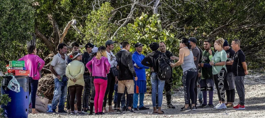 Los rescates se realizaron en medio de una ola de desembarcos de inmigrantes en los Cayos de...