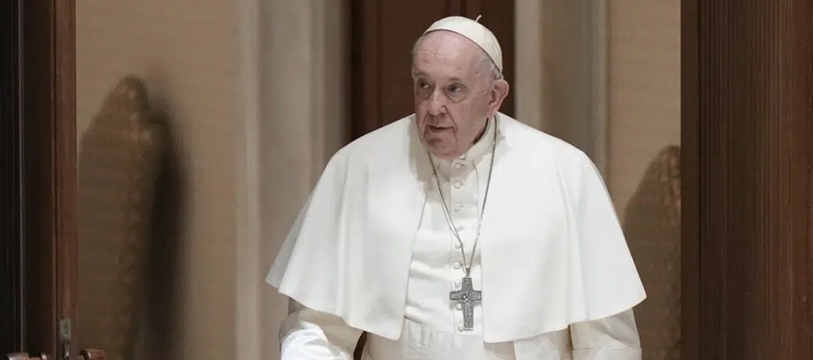 Francisco fue recibido por una multitud entusiasta en el salón Pablo VI con gritos de...