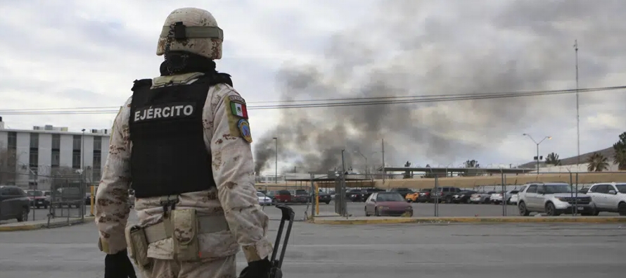 En la cárcel estatal de Ciudad Juárez, las autoridades hallaron diez armas largas,...