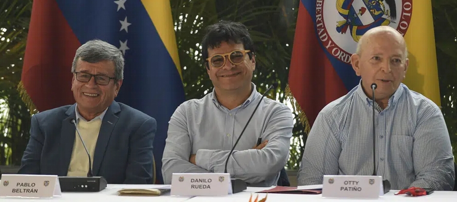 El gobierno y el ELN -la última guerrilla activa en Colombia- reanudaron el diálogo...