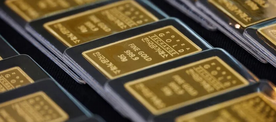 El oro al contado subía un 1% a 1.858,06 dólares la onza a las 1618 GMT, tras escalar...