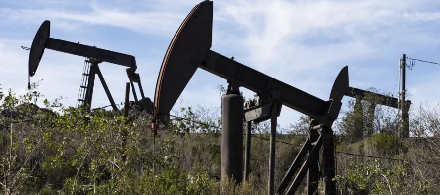 Los inversores también temen que se produzca una menor demanda de petróleo debido a...