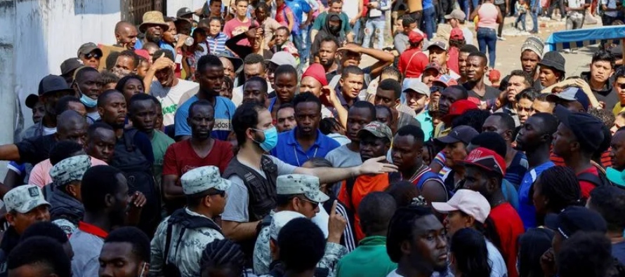 Los migrantes que no puedan ser expulsados a México serán sometidos cada vez...