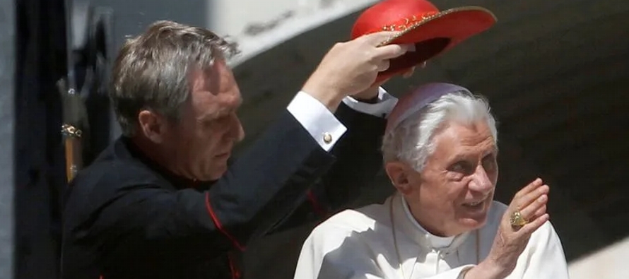 Benedicto XVI fue enterrado el jueves y, horas después del funeral en la Plaza de San Pedro,...