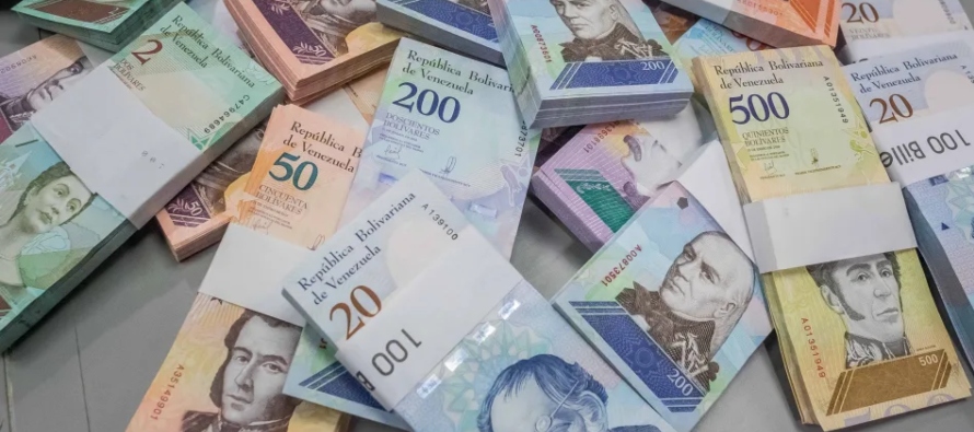 La moneda de Venezuela, el bolívar, cayó este viernes un 5 % frente al dólar...
