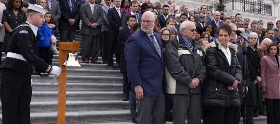 Este viernes en el Capitolio, legisladores demócratas guardaron un minuto de silencio en...