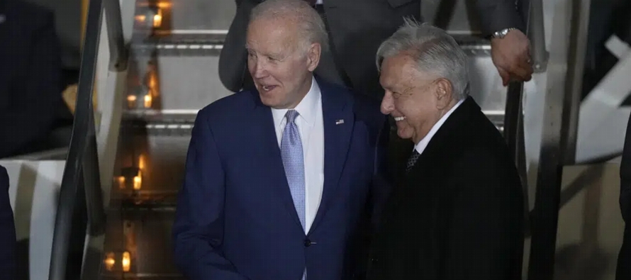 Biden aterrizó en México el domingo por la noche y lo hizo en el nuevo aeropuerto de...