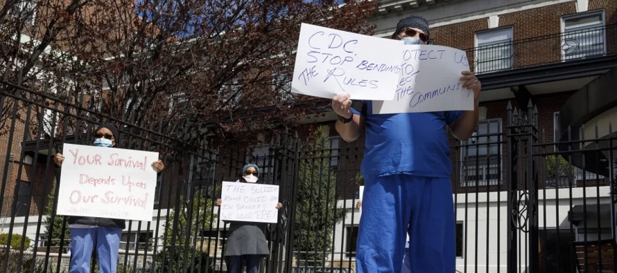 En esta huelga participan este lunes unas 3,500 enfermeras del centro médico Montefiore del...