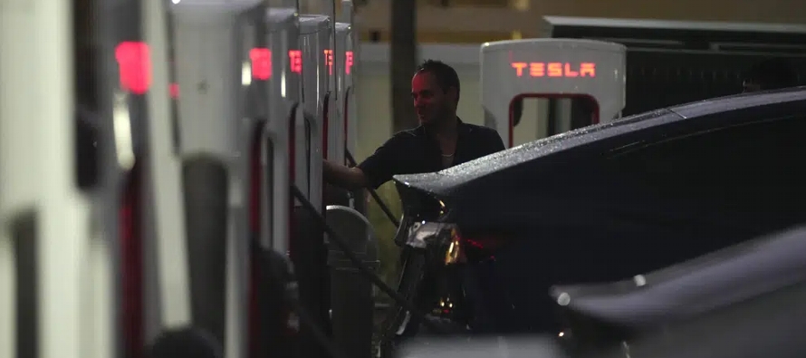 Desde 2021, Tesla está probando su sistema de conducción autónoma con...