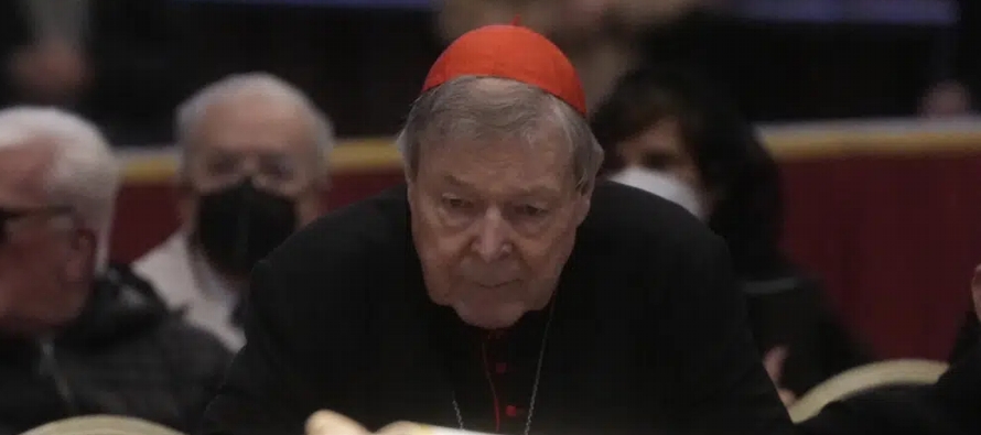 Según el Vaticano, el decano del colegio cardenalicio, el cardenal Giovanni Battista Re,...