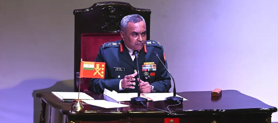 El general Manoj Pande dijo a reporteros que los dos países siguen dialogando a niveles...