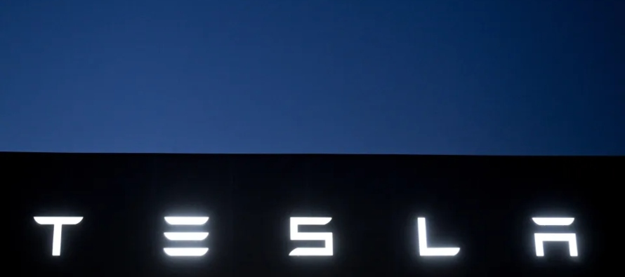 Al mismo tiempo, Tesla produjo 1,37 millones de vehículos, un 47 % más que en 2021,...