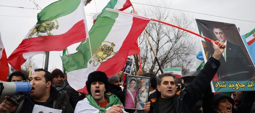 La marcha de Estrasburgo fue organizada por iraníes en Europa en el 44to aniversario del...