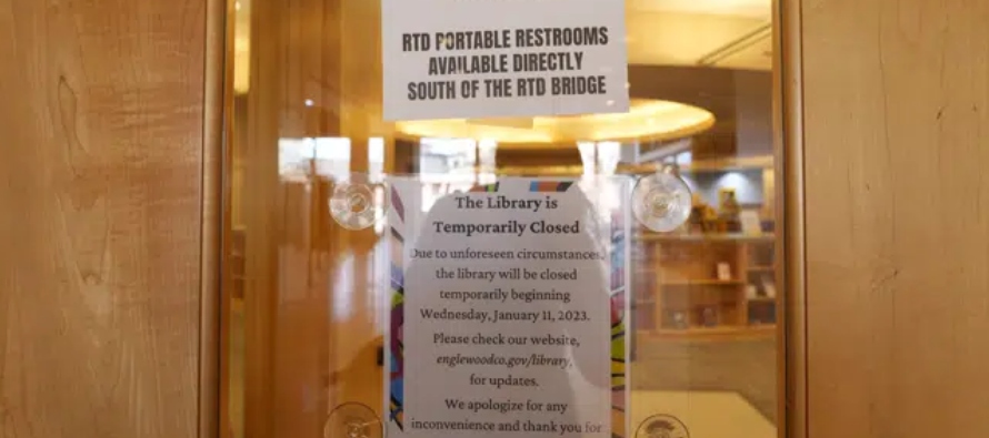 Funcionarios del suburbio de Englewood, en Denver, cerraron la biblioteca de la ciudad la semana...