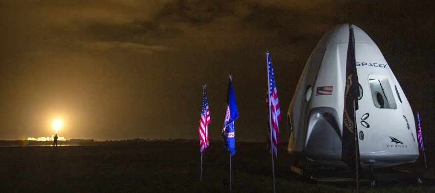 Un cohete Falcon 9 de SpaceX, con el satélite construido por Lockheed Martin colocado en la...