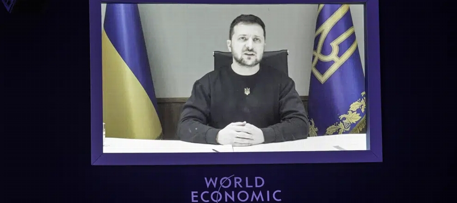 En un discurso por video al Foro Económico Mundial de Davos, Suiza, Zelenskyy se puso de pie...