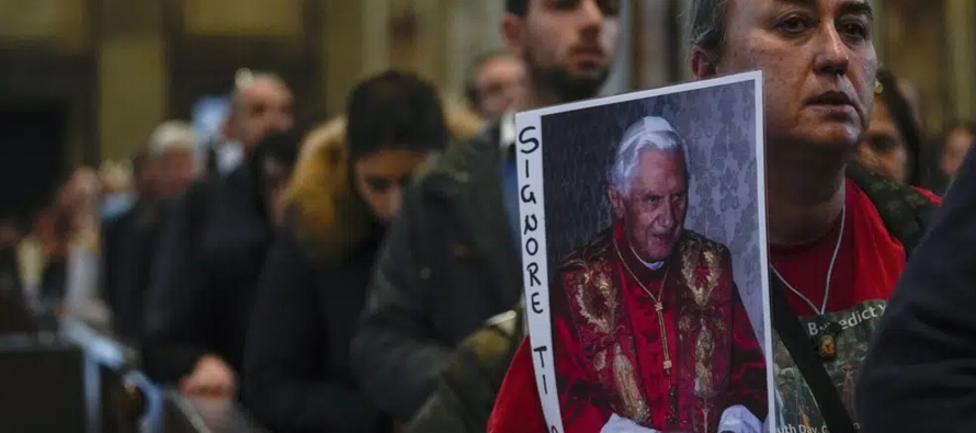 El libro, “Nada más que la verdad: mi vida al lado del papa Benedicto XVI”, ya...