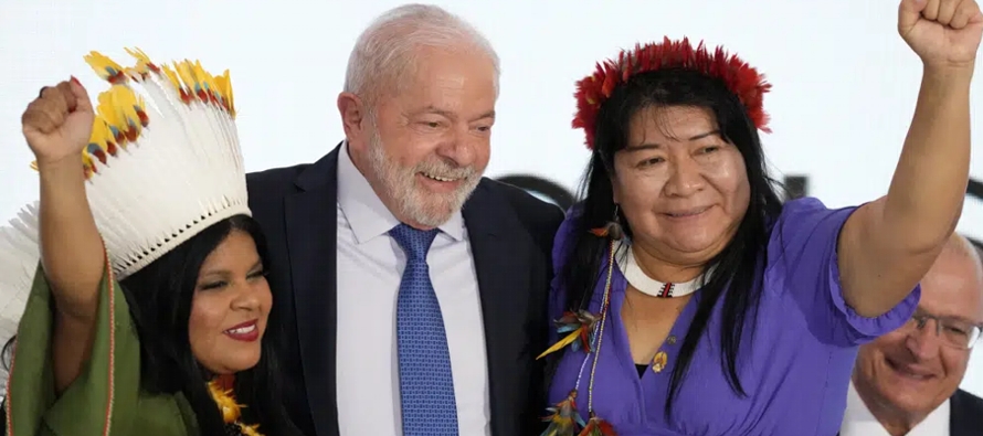 Lula trata de cumplir las promesas de campaña que hizo sobre una amplia gama de temas, desde...