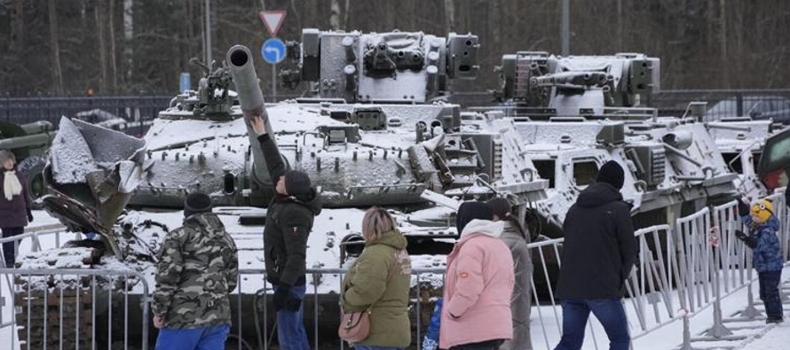 Naciones que respaldan a Ucrania prometieron millones de dólares en ayuda militar a ese...