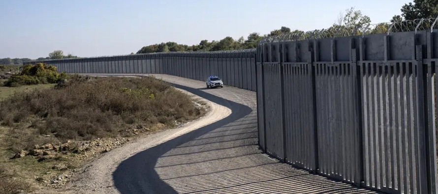 El muro de acero de cinco metros de altura de Grecia que da a Turquía en el este del otro...