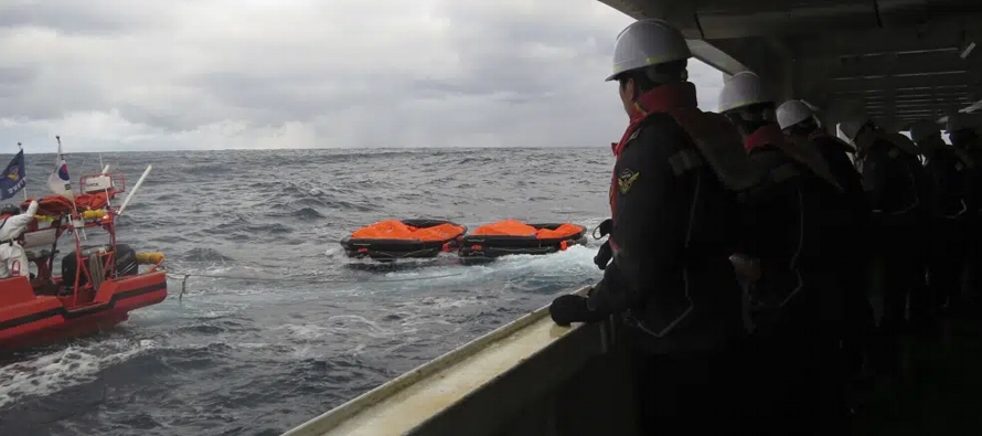 La Guardia Costera de Japón confirmó el rescate de al menos 13 tripulantes y dijo...