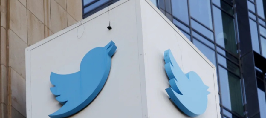 Como parte de la operación de compra, Twitter asumió unos 13,000 millones de...