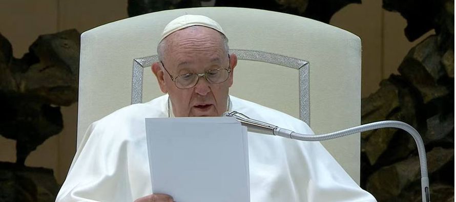 El Papa Francisco preside la Audiencia General en el Aula Pablo VI dentro de la Ciudad del Vaticano...