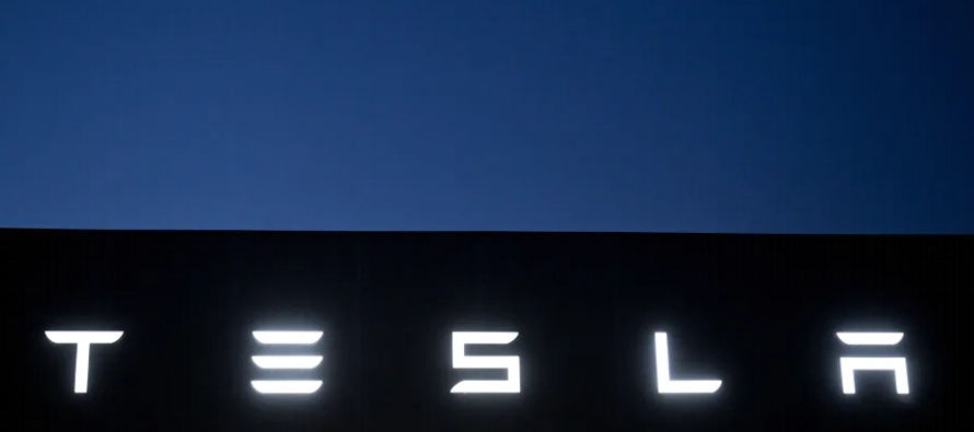 Tesla anunció el miércoles un beneficio neto de 12.556 millones de dólares en...
