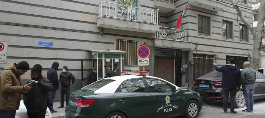 El jefe de policía de Teherán, general Hossein Rahimi, atribuyó el ataque a...