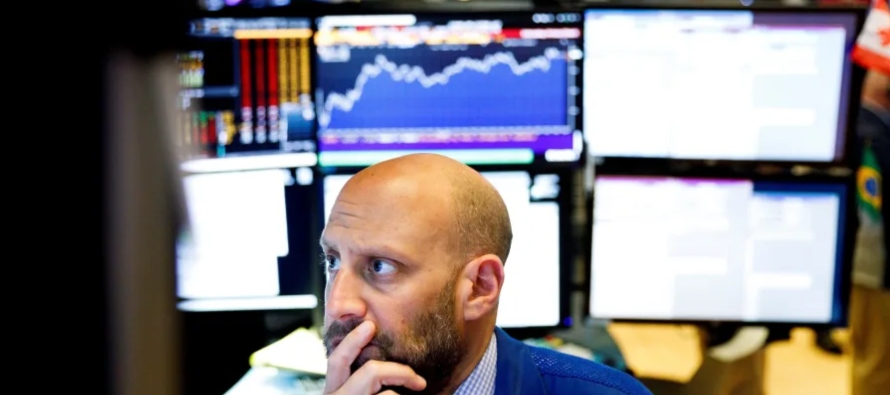 Al término de las operaciones en la Bolsa de Nueva York, el Dow Jones recortó 260,99...