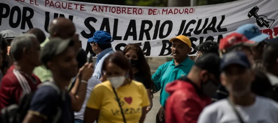 Los empleados, la mayoría del sector educativo, salieron a las calles de Caracas y de, al...