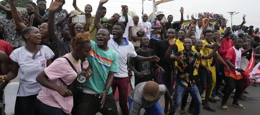 Al llegar a la capital congoleña fue saludado por miles de personas que se congregaron en la...