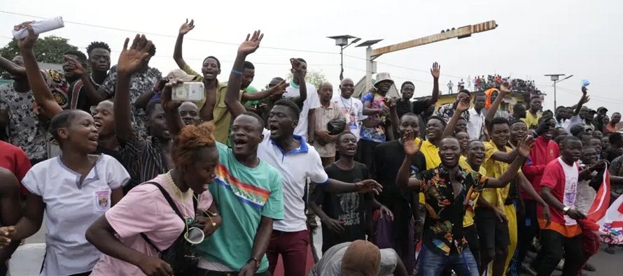 Decenas de miles de personas se aglomeraron a lo largo de la carretera principal de Kinsasa, la...
