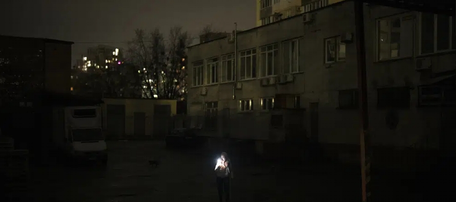 Las fuerzas del Kremlin están sacando a los residentes de sus casas cerca de las partes del...