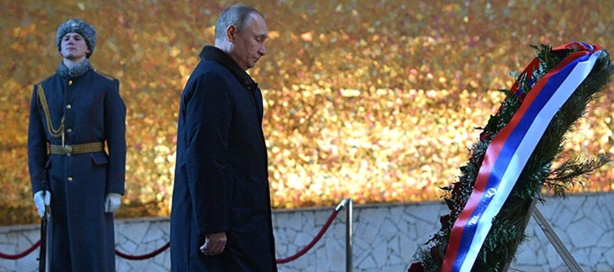 Putin colocó una ofrenda floral en la llama eterna del monumento a los soldados del...
