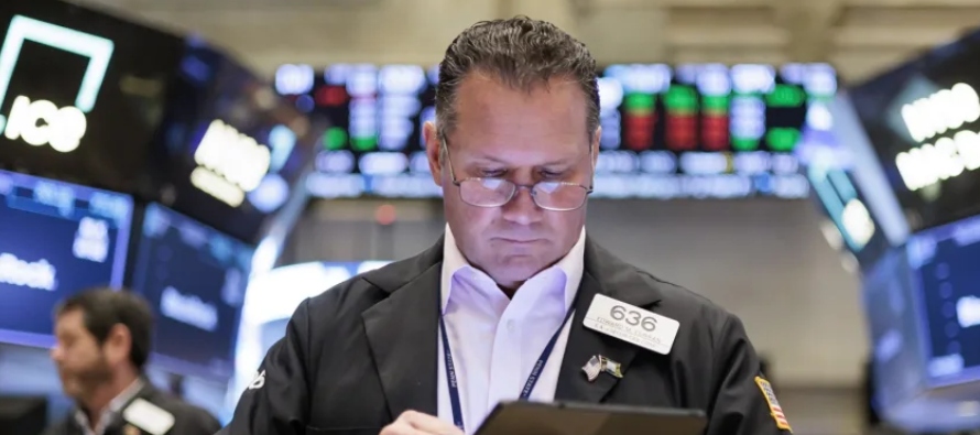 Al cierre de las operaciones, el Dow Jones perdió 39,02 puntos, hasta 34.053,94 unidades,...